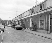 56686 Gezicht in de Fabriekstraat te Utrecht met de huizen nrs. 18-lager aan de zuidoostelijke straatwand, tijdens de ...